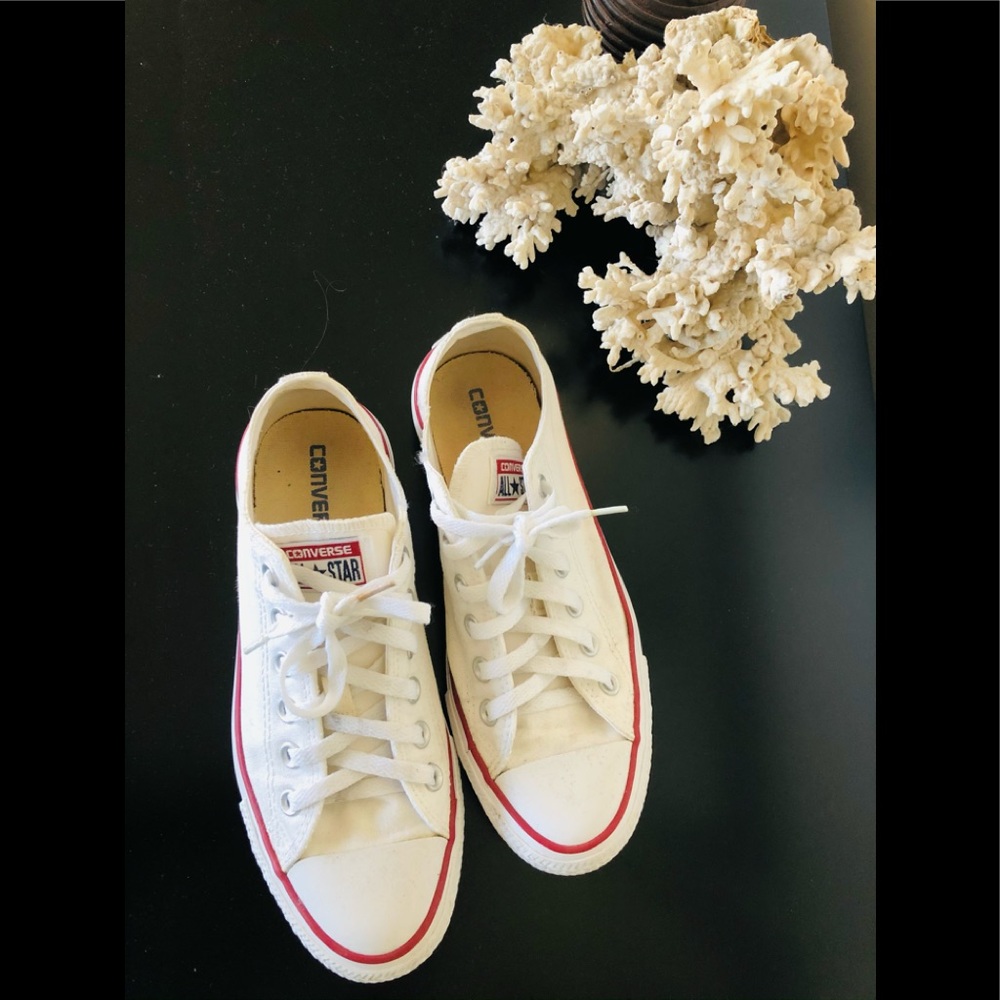 All star 🌟 white women size 6/ 8 men sneakers
